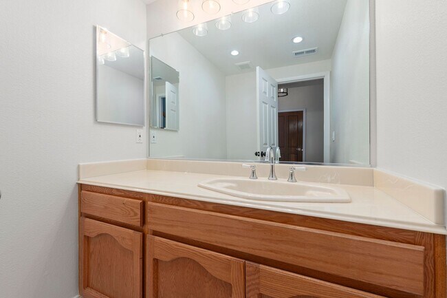 Building Photo - Newly Remodeled Townhome in Desirable Community!