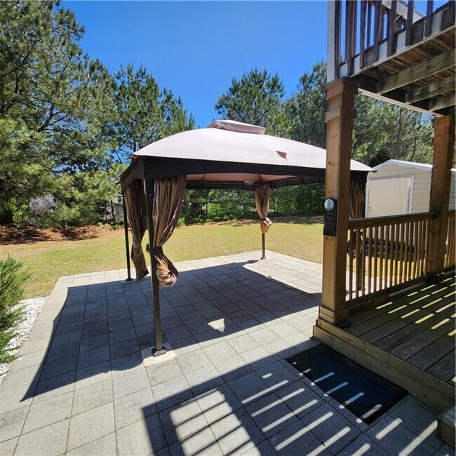 Building Photo - 1202 St James Pl