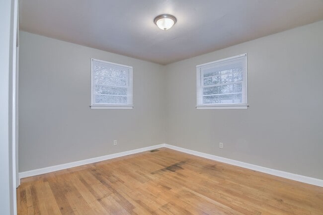 Building Photo - Updated 3 Bed 2 Bath off Columbia Rd