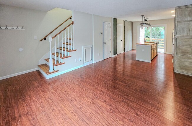 Building Photo - West Knoxville 37923 - 2 bedroom, 1.5 bath condo with hardwood floors - Contact Ryan Fogarty (865...