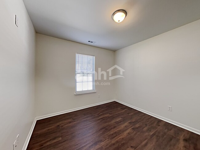 Building Photo - 110 Rolling Stone
