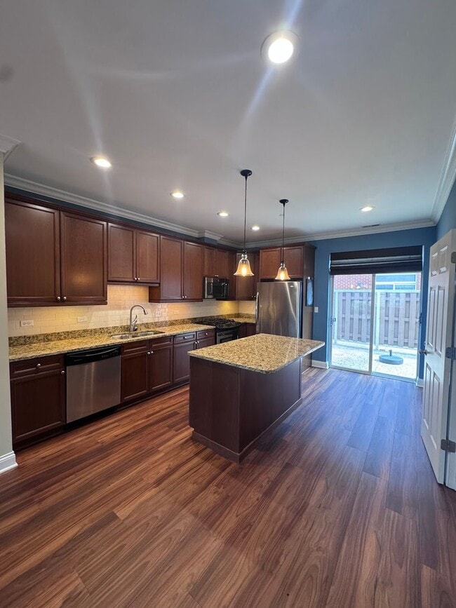 Building Photo - 2 Bed 2.5 Bath In Oak Park Available!