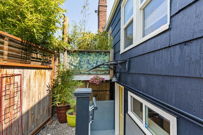 Building Photo - 11639 1st Ave NW