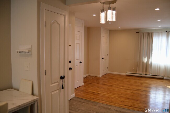 Building Photo - 1660 Farmington Ave