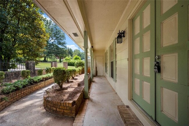 Building Photo - 4000 Pinehurst Pl