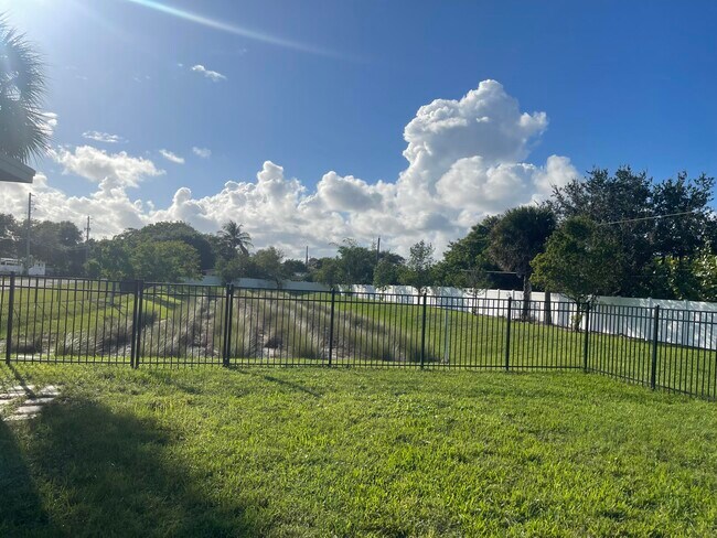 Building Photo - 1343 NE White Pine Terrace