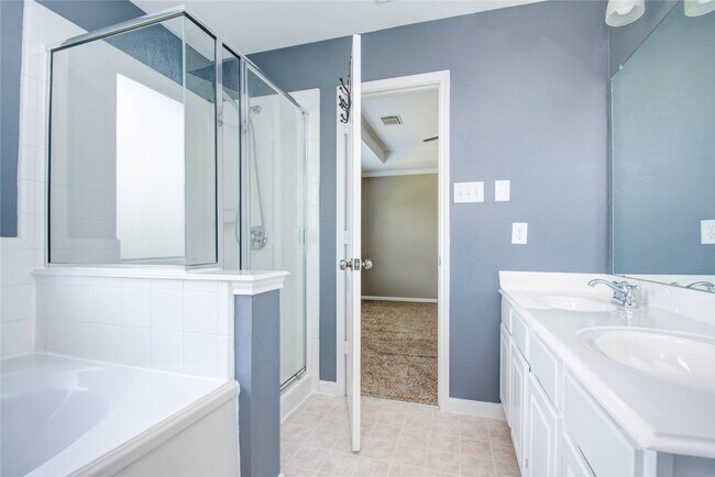 Building Photo - 16110 Limestone Lake Dr