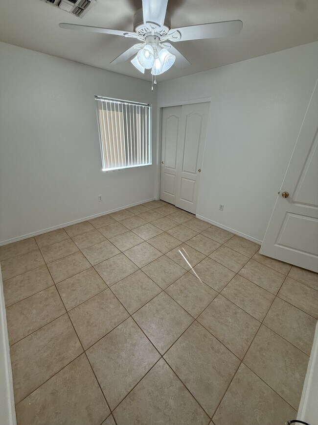 Building Photo - 4942 S Rinaldi Dr