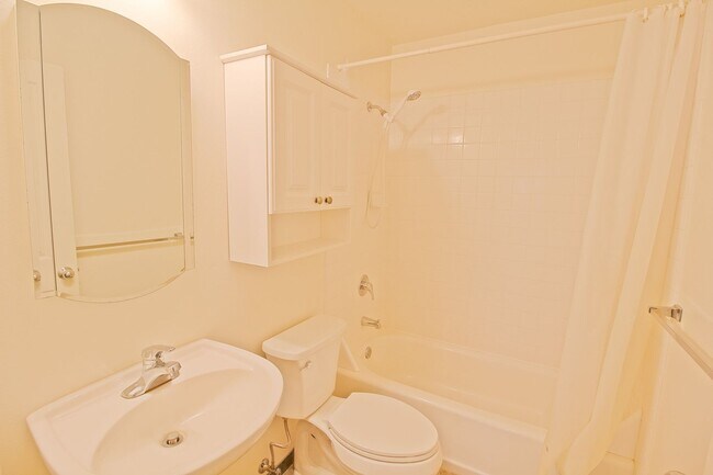 Building Photo - Stunning 4-Bedroom Home with Solar and Sal...