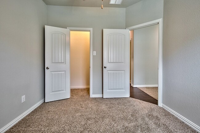 Building Photo - 304 Callaghan Dr