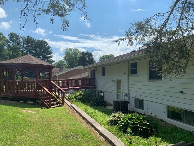 Building Photo - 924 McBryde Ln