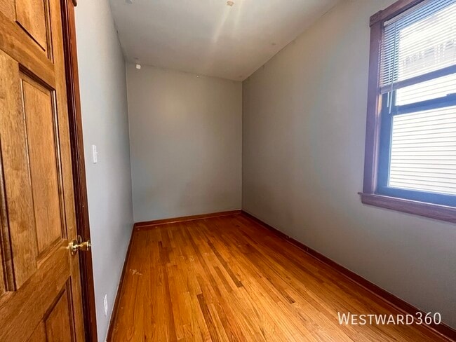 Building Photo - 3110 N Kenmore Ave