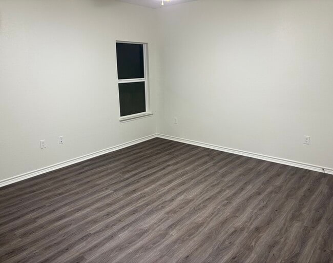 Building Photo - 914 Country Club Dr