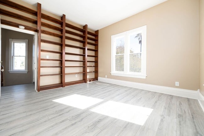 Building Photo - Beautiful 2bed/2bath Victorian style home with extra room for an office and bonus attic room!