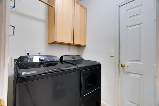 Building Photo - 16552 NE Pacific Terrace