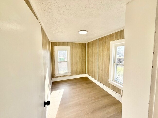 Building Photo - 924 Spring Ave NE