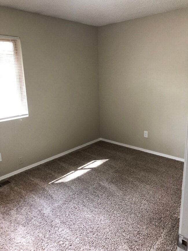 Building Photo - Spacious 2-Bed, 2-Bath Fourplex Unit in Prime Location!