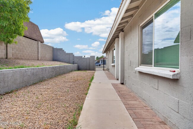 Building Photo - 4902 W Crocus Dr