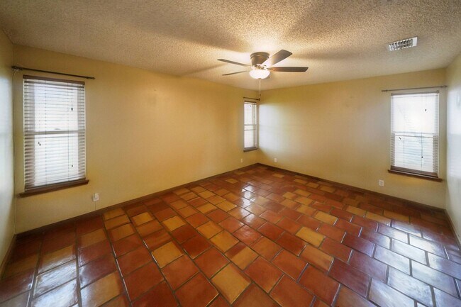 Building Photo - Charming and Centrally Located Home Now Available with Inground Pool. Realtor Commmission:$750