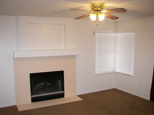 Building Photo - GREAT LOCATION WITH A COMMUNITY POOL