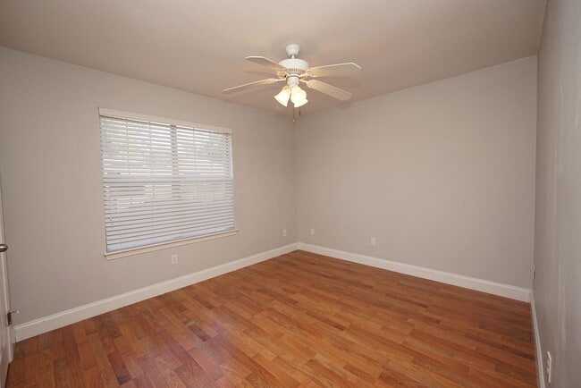 Building Photo - 243 Parkwood Cir