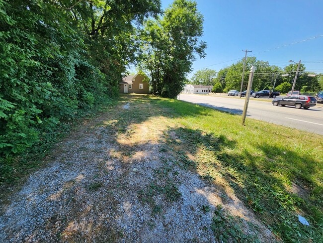 Building Photo - Spacious 1-Bedroom, 1-Bathroom Home AVAILA...