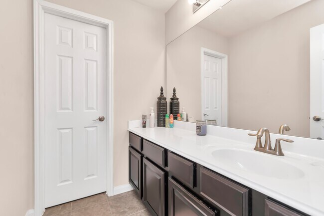 Building Photo - 6915 Moreleigh Branch Dr
