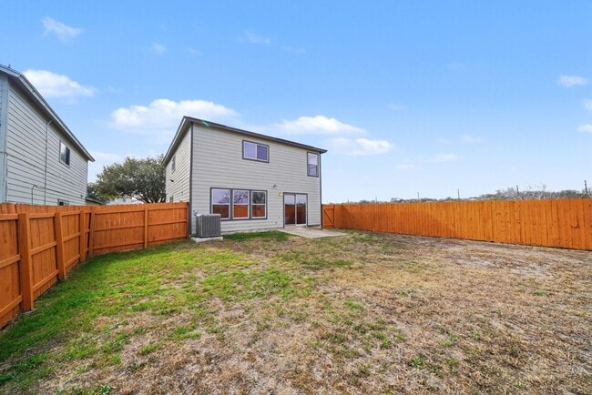 Building Photo - Spacious Cul-de-Sac Home with Greenbelt Privacy - Realtor Commission: $500
