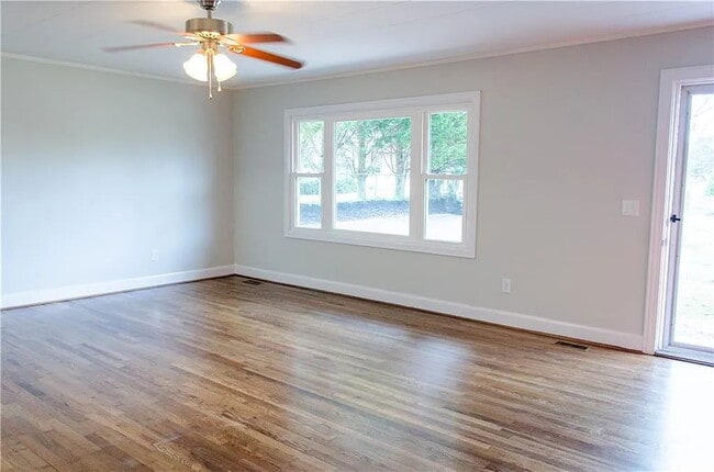 Building Photo - 3 Bedroom Renovated Ranch Style Home in Seneca - REDUCED