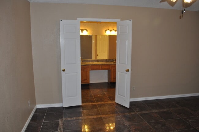 Building Photo - 2906 Kingswood Dr
