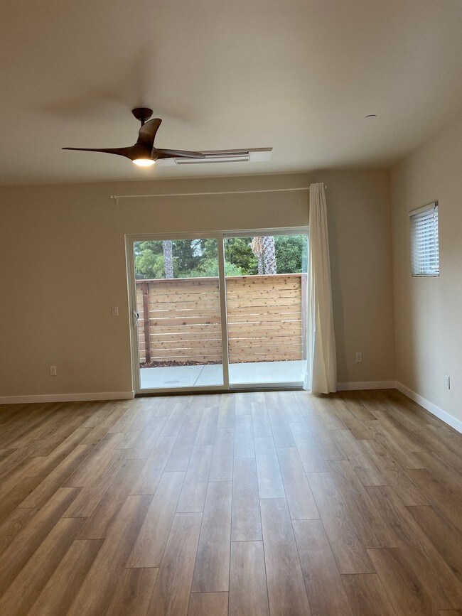 Building Photo - 689 Stoneridge Dr