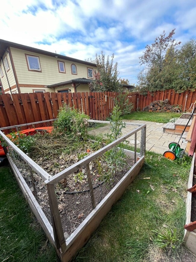 Building Photo - 697 Waverly Pl