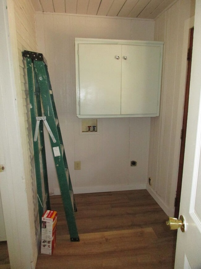 Building Photo - Charming Remodeled 2/1 Home