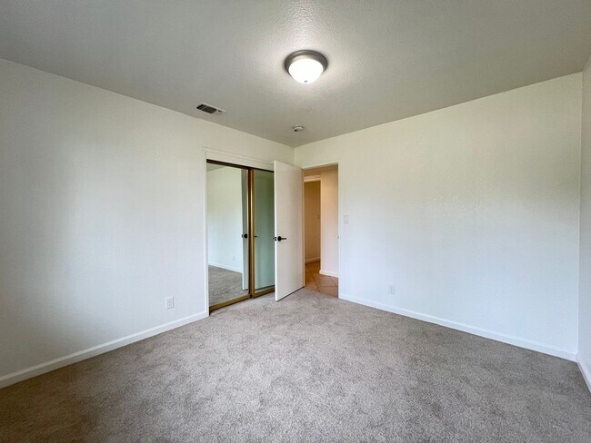 Building Photo - Classic Granite Bay Ranch Style 3/2/3 w Pasture