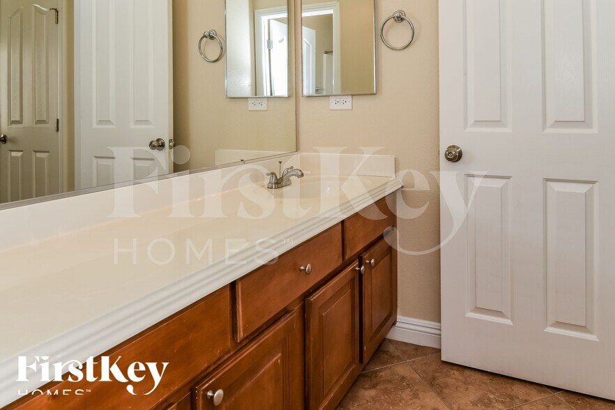 Building Photo - 1680 Dark Wolf Ave