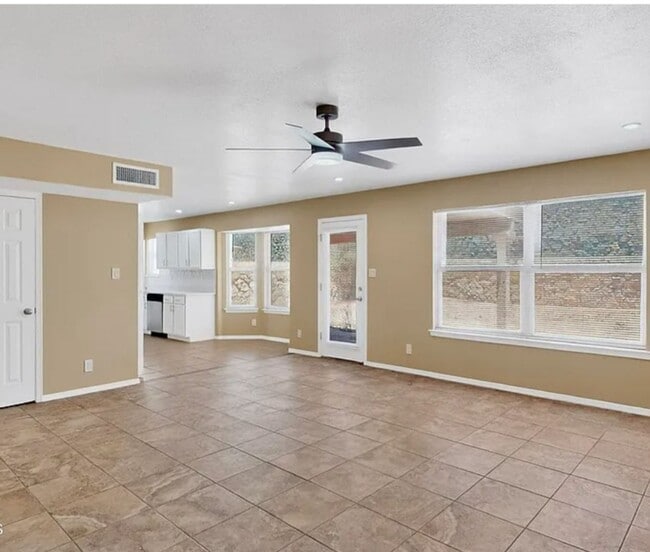 Building Photo - 4 BEDROOM 3 BATHROOM HOME! fully remodeled gorgeous home