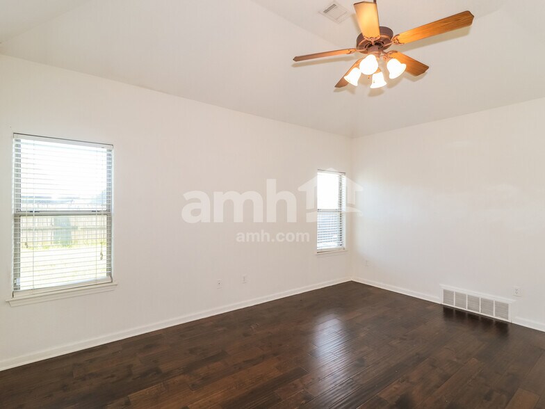 Building Photo - 440 Green Willow Cv