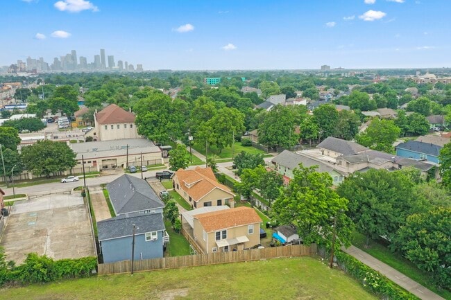 Building Photo - 303 Linwood St