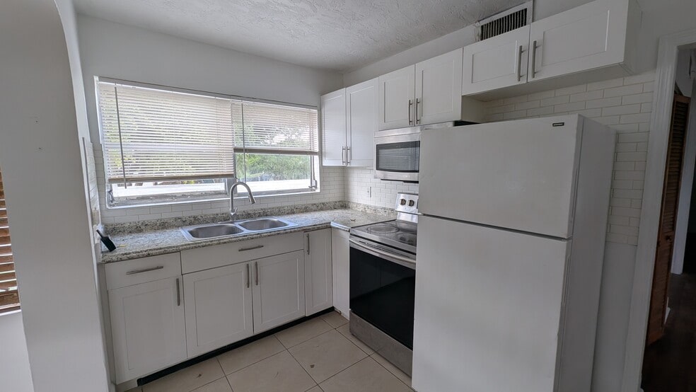 Kitchen - 708 NE 4th St