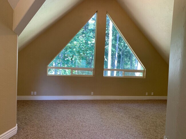 Building Photo - 5 bedroom 3 bathroom gorgeous house with v...