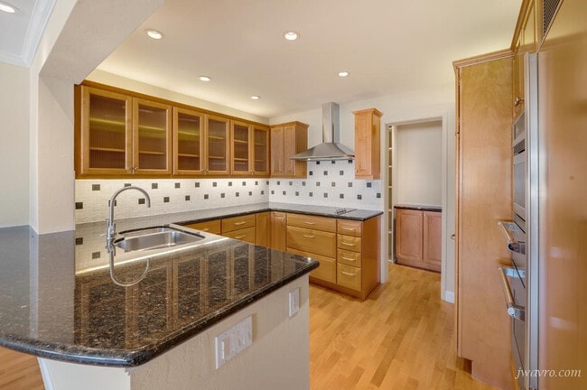Primary Photo - 383 Lombard St