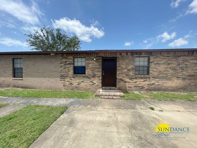 Building Photo - Charming 3-Bedroom plus Office located in between Hurlburt and Eglin AFB!