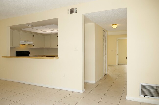 Building Photo - Desirable Maitland townhome