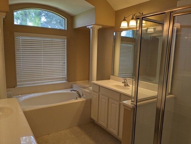 Building Photo - 10430 Lyndon Meadows Dr