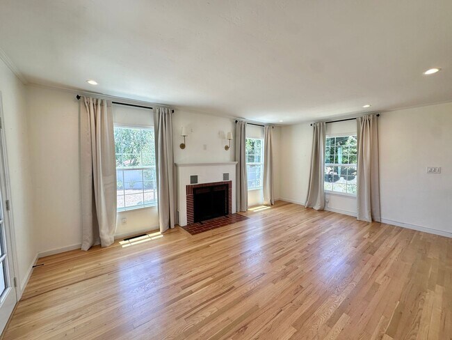 Building Photo - Bright & Modern Two-Story Home with Stunni...