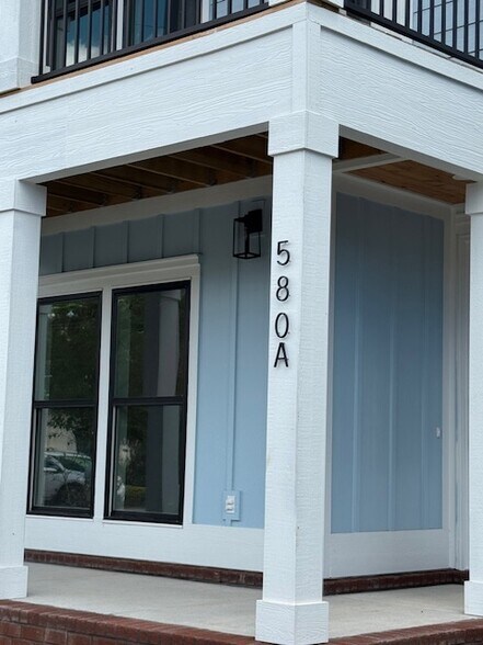 Building Photo - 580 N De Villiers St
