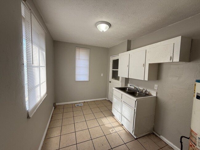 Building Photo - **AVAILABLE NOW**1 Bedroom /  1 Bathroom D...