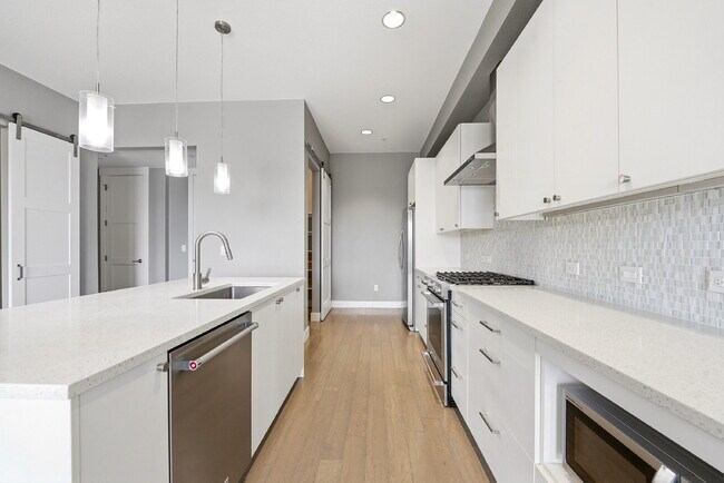 Building Photo - $3,045.95 with $400 off the first month's rent, 2 Beds - 2 Bath, Condo in Denver with Unobstructe...