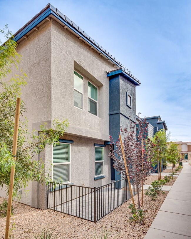 Building Photo - Charming 3-Bedroom Townhome with Smart Hom...