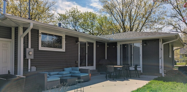 Building Photo - 2621 OAKRIDGE DR SW